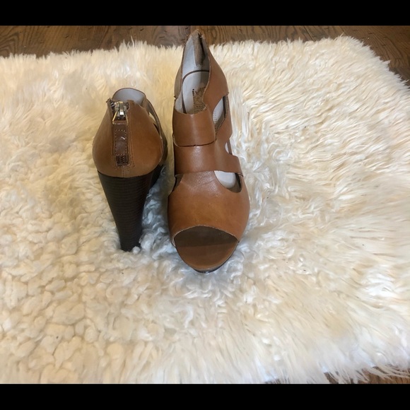 Beautiful Tan MRKT Wedge Open Toe Sandals - Picture 5 of 8